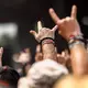 Zuschauer feiern beim Konzert der Band H-Blockx. - Bild: Frank Molter/dpa