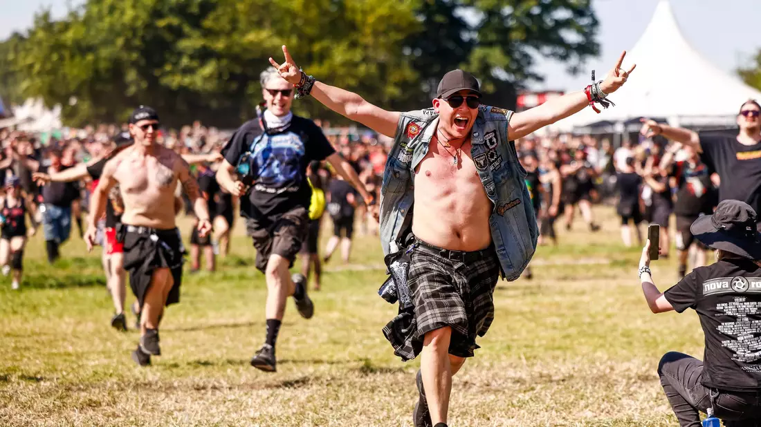 Die meisten Festivalbesucher haben die Hitze vertragen.  - Bild: Frank Molter/dpa