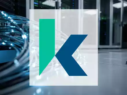 Abstrakte Darstellung eines hochmodernen Rechenzentrums mit technischer Infrastruktur und kühler Beleuchtung. - Foto: über boerse-global.de