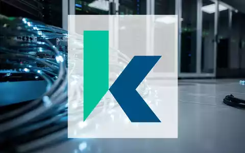 Abstrakte Darstellung eines hochmodernen Rechenzentrums mit technischer Infrastruktur und kühler Beleuchtung. - Foto: über boerse-global.de