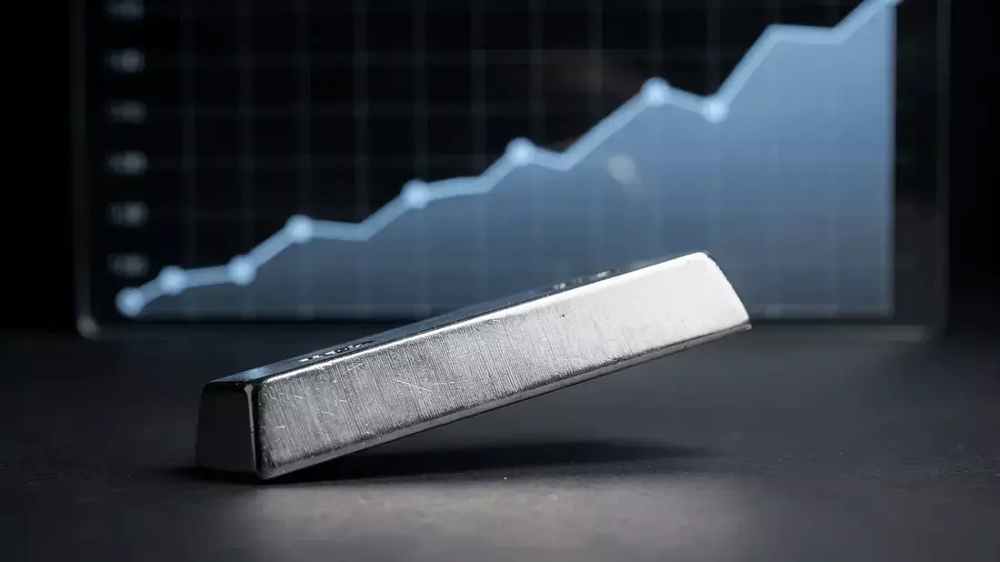 Silver Plunges 52% from Peak as Hawkish Fed, Strong Dollar Crush Metals