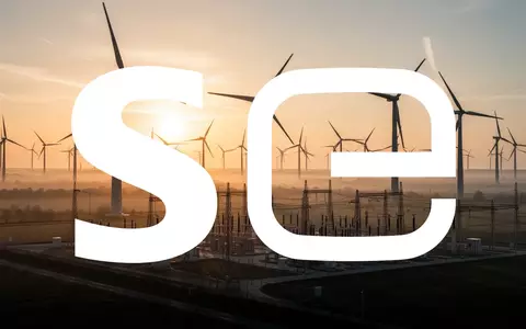 Moderne Windkraftanlagen und elektrische Infrastruktur in der Abenddämmerung als Symbol für die Energiewende. - Foto: über boerse-global.de