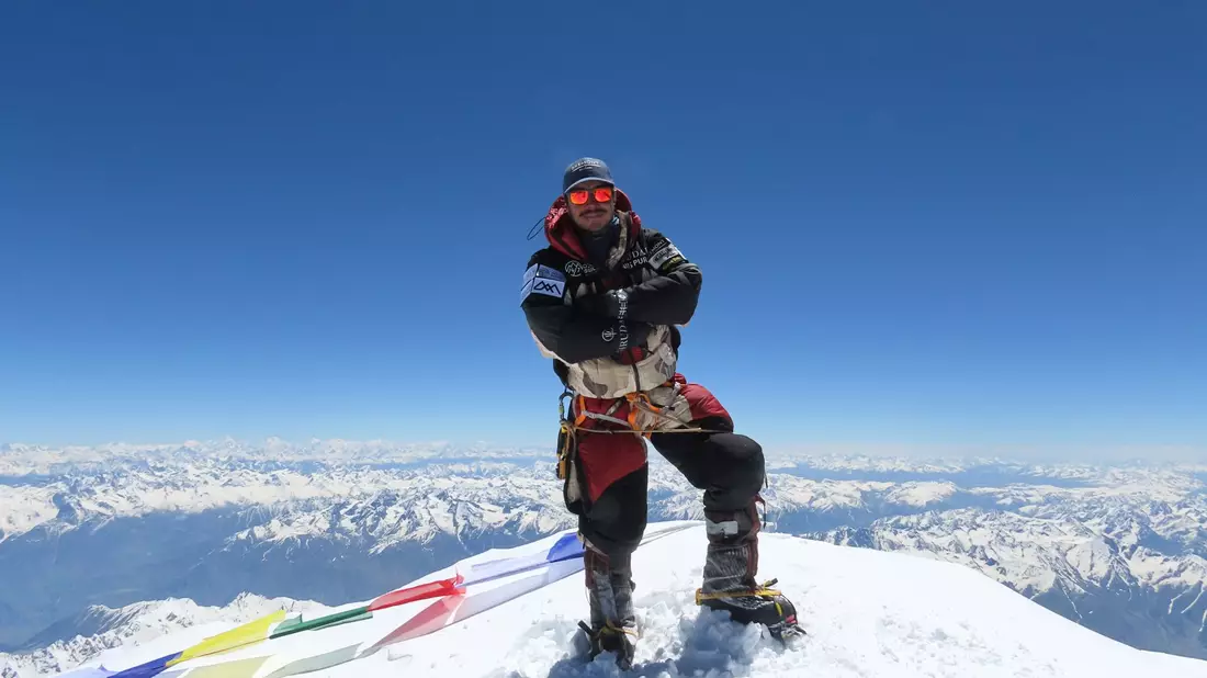 Dieses undatiertes Archivfoto (ursprünglich am 29.10.19) zeigt Purja auf dem Gipfel des Nanga Parbat. (Archivbild) - Bild: Nirmal Purja/PA Wire/dpa
