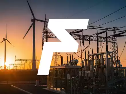 Moderne Energieinfrastruktur bei Sonnenuntergang als Symbol für großflächige Investitionen in den Energiesektor. - Foto: über boerse-global.de