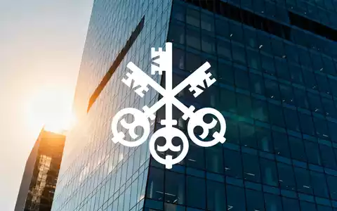 Moderne Glasfassade eines Bürogebäudes im Sonnenaufgang als Symbol für Finanzwachstum und Stabilität. - Foto: über boerse-global.de