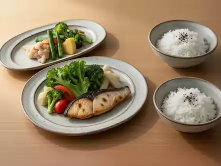 Eine ausgewogene japanische Mahlzeit auf kleinen Tellern, die das Prinzip der Portionskontrolle verdeutlicht. - Foto: über boerse-global.de