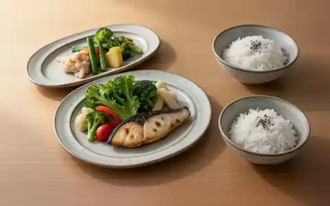 Eine ausgewogene japanische Mahlzeit auf kleinen Tellern, die das Prinzip der Portionskontrolle verdeutlicht. - Foto: über boerse-global.de