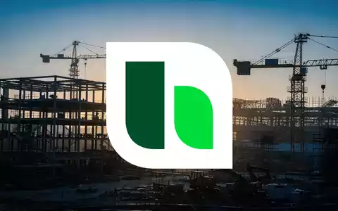 Abstrakte Darstellung einer modernen Baustelle bei Sonnenaufgang mit Fokus auf Architektur und industrielle Innovation. - Foto: über boerse-global.de