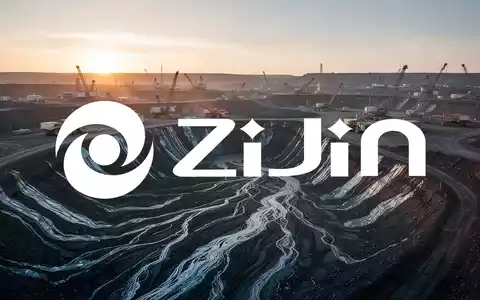 Moderne Lithium-Abbaustätte bei Sonnenaufgang mit Fokus auf mineralische Texturen und industrielle Strukturen. - Foto: über boerse-global.de