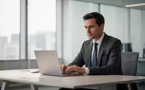 Eine konzentrierte Person an einem modernen Schreibtisch in einem hellen, professionellen Büro. - Foto: über boerse-global.de