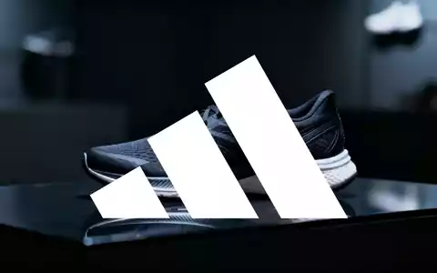 Hochwertiger Sportschuh auf einer dunklen, reflektierenden Oberfläche in einer professionellen Studio-Umgebung. - Foto: über boerse-global.de