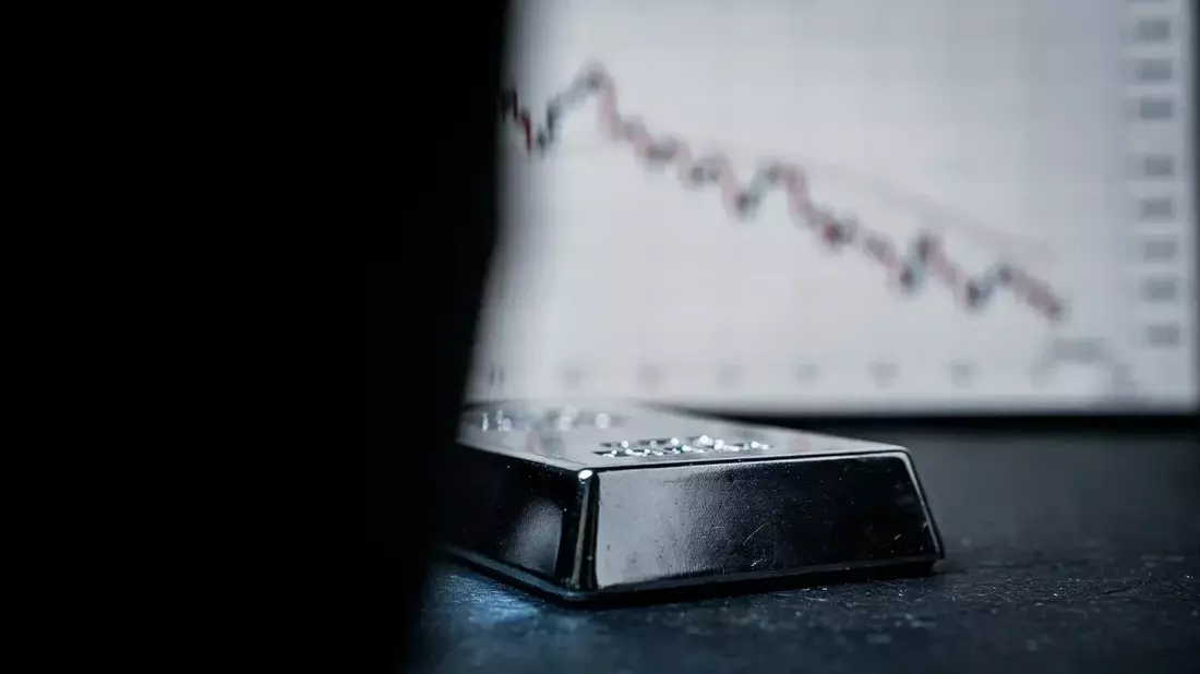 Silver Price Plunges 52% from Record High as Fed Holds Rates, Banks Cut Forecasts
