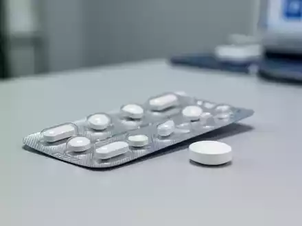 Pharmazeutische Blisterpackung mit einer Schilddrüsentablette auf einem sterilen medizinischen Tisch. - Foto: über boerse-global.de