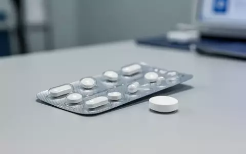 Pharmazeutische Blisterpackung mit einer Schilddrüsentablette auf einem sterilen medizinischen Tisch. - Foto: über boerse-global.de