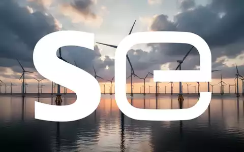 Moderne Windkraftanlagen auf dem offenen Meer bei Sonnenaufgang als Symbol für die Energiewende. - Foto: über boerse-global.de