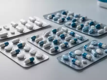 Verschiedene Medikamentenverpackungen und Tabletten auf einer sterilen klinischen Oberfläche. - Foto: über boerse-global.de