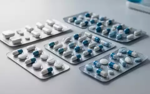 Verschiedene Medikamentenverpackungen und Tabletten auf einer sterilen klinischen Oberfläche. - Foto: über boerse-global.de