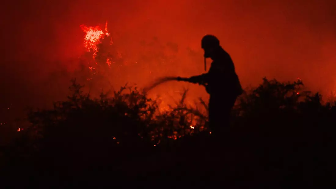 In der Region des Ortes Porto Germenos flammte das Feuer wieder auf. - Bild: Romanos Lioutas/JNA via ZUMA Press Wire/dpa