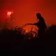 In der Region des Ortes Porto Germenos flammte das Feuer wieder auf. - Bild: Romanos Lioutas/JNA via ZUMA Press Wire/dpa