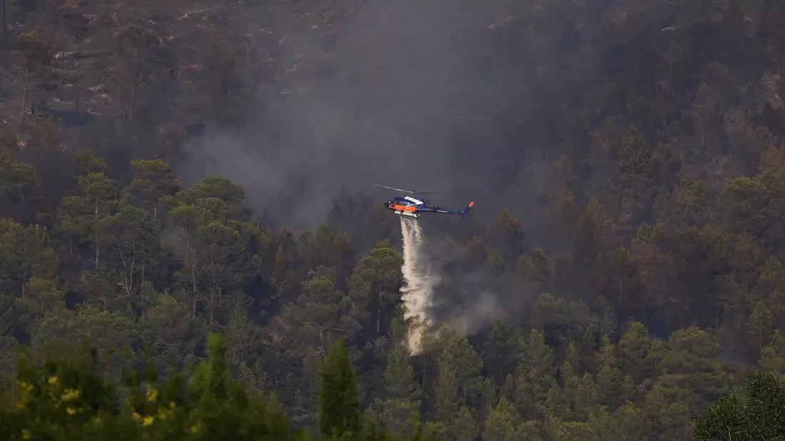 Im Süden Frankreichs waren bei einem wieder aufgeflammten Feuer mehrere Löschhubschrauber im Einsatz. - Bild: Clement Mahoudeau/AFP Pool/AP/dpa