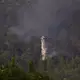 Im Süden Frankreichs waren bei einem wieder aufgeflammten Feuer mehrere Löschhubschrauber im Einsatz. - Bild: Clement Mahoudeau/AFP Pool/AP/dpa