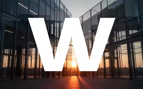 Moderne Glasfassade eines Bürogebäudes bei Sonnenaufgang, symbolisiert Stabilität und Wachstum in der Baubranche. - Foto: über boerse-global.de