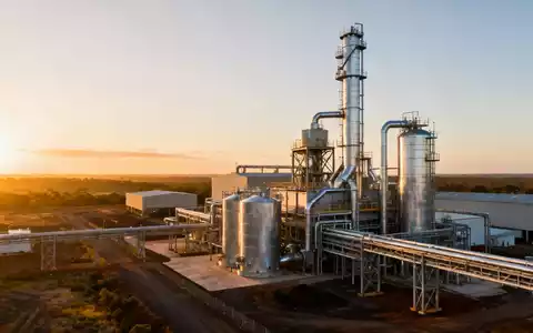 Moderne Industrieanlage zur Metallverarbeitung bei Sonnenaufgang - Foto: über boerse-global.de