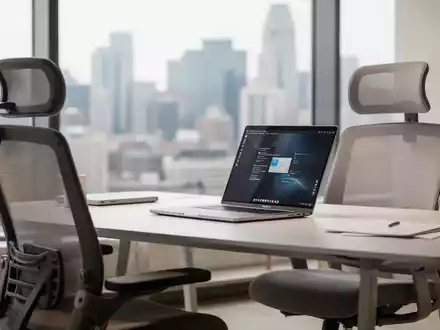 Moderner, minimalistischer Arbeitsplatz im Homeoffice mit Laptop und ergonomischem Stuhl bei hellem Tageslicht. - Foto: über boerse-global.de