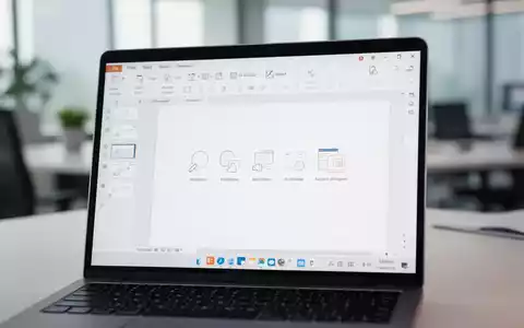 Ein moderner Laptop-Bildschirm zeigt eine aufgeräumte PowerPoint-Benutzeroberfläche in einer professionellen Büroumgebung. - Foto: über boerse-global.de