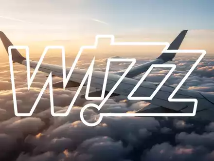 Ein Flugzeugflügel über einer Wolkendecke bei Sonnenuntergang als Symbol für Wachstum in der Luftfahrtbranche. - Foto: über boerse-global.de