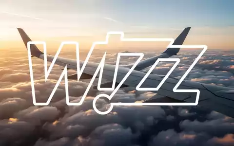 Ein Flugzeugflügel über einer Wolkendecke bei Sonnenuntergang als Symbol für Wachstum in der Luftfahrtbranche. - Foto: über boerse-global.de
