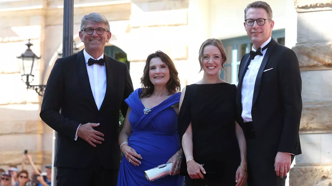 Auf dem roten Teppich: Kulturstaatsminister Weimer, seine Frau Christiane, Bayerns Kunstminister Markus Blume und seine Frau Aurelia (v. l.). (Archivbild) - Bild: Karl-Josef Hildenbrand/dpa