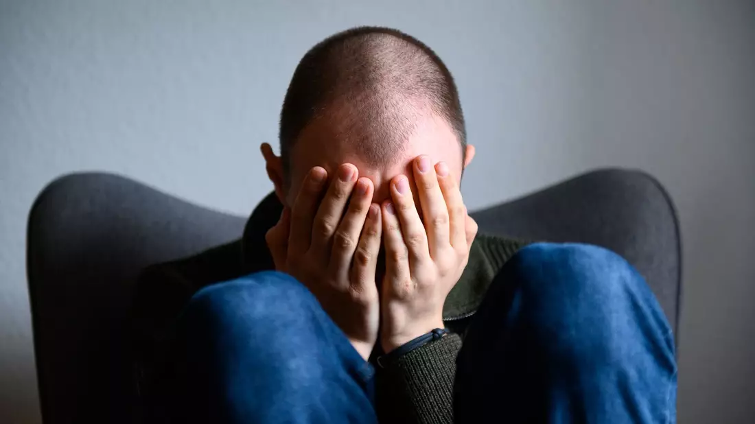 Viele Industrieunternehmen sparen und bauen Stellen ab, für die verbleibenden Mitarbeiter werden die Arbeitsbedingungen schwieriger. (gestellte Szene, Symbolbild)  - Bild: Jonas Walzberg/dpa