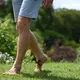 Wer im Sommer barfuß über eine Wiese geht, könnte später einen Juckreiz am Körper spüren. (Symbolbild) - Bild: Lars Penning/dpa