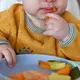 Erst ab sechs Monaten sollen Babys erste Beikost erhalten. (Archivbild) - Bild: Elisa Schu/dpa