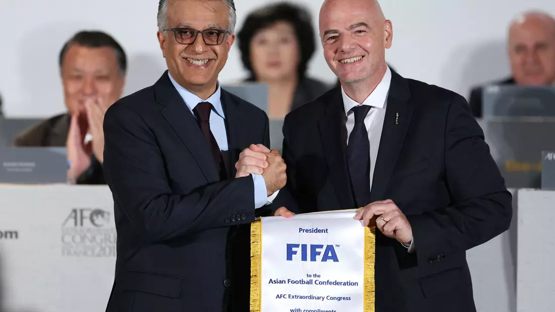 Scheich Salman bin Ibrahim al-Chalifa (l) forderte Gianni Infantino schon einmal heraus. (Archivbild) - Bild: ---/Xinhua/dpa