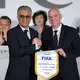 Scheich Salman bin Ibrahim al-Chalifa (l) forderte Gianni Infantino schon einmal heraus. (Archivbild) - Bild: ---/Xinhua/dpa