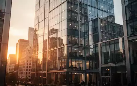 Moderne Büroarchitektur im Finanzviertel bei Sonnenuntergang. - Foto: über boerse-global.de