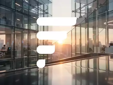 Abstrakte, moderne Finanzarchitektur mit warmem Licht, die Wachstum und Erfolg in der Investmentbranche symbolisiert. - Foto: über boerse-global.de