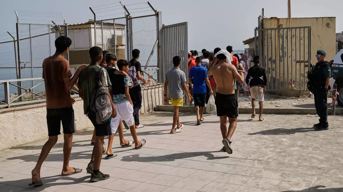 Zehntausende Migranten, die nach Ceuta gelangt waren, kehrten nach Marokko zurück. - Bild: Bernat Armangue/AP/dpa