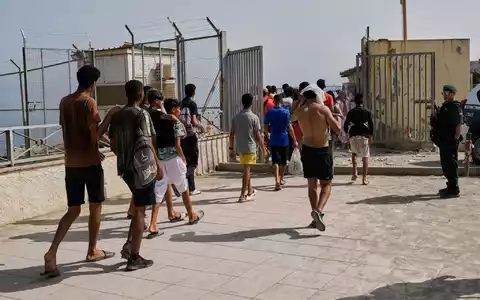 Zehntausende Migranten, die nach Ceuta gelangt waren, kehrten nach Marokko zurück. - Foto: Bernat Armangue/AP/dpa