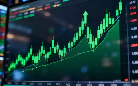 Steigende grüne Aktienkurse auf einer digitalen Anzeigetafel in einem modernen Finanzzentrum. - Foto: über boerse-global.de