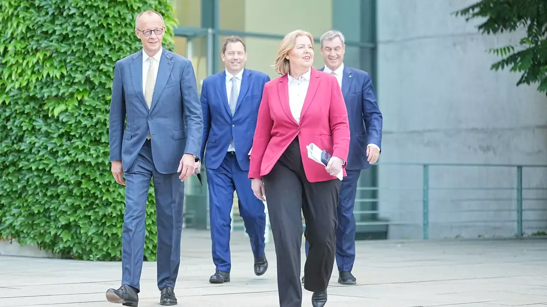 Die SPD-Vorsitzenden Bärbel Bas und Lars Klingbeil wird in der Partei vorgehalten, als Teil der Regierung von Friedrich Merz (CDU) zu wenig SPD-Politik durchsetzen zu können. (Archivfoto)  - Bild: Michael Kappeler/dpa