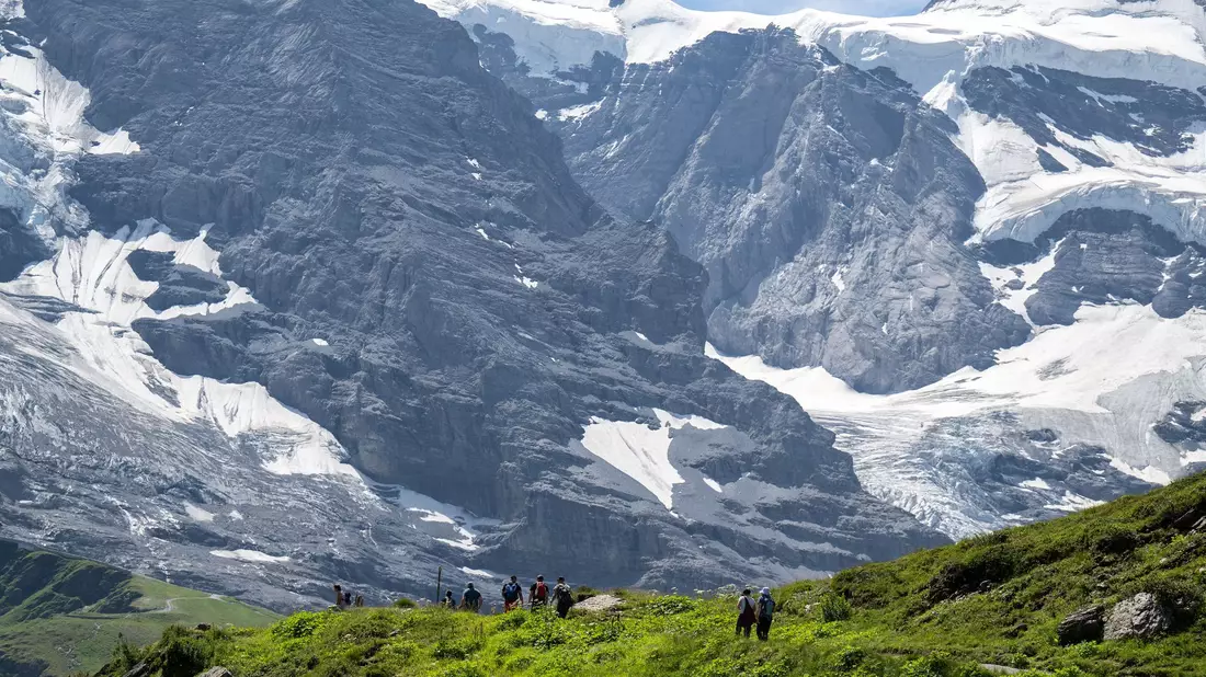 «Ein Problem ist vor allem, dass die Hitzewellen so lange angehalten haben», sagt Severin Karrer, Fachleiter für Ausbildung, Bergsport und Sicherheit im Sommer beim Schweizer Alpen-Club (SAC). - Bild: Peter Schneider/KEYSTONE/dpa