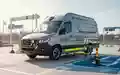 Modernes Firmenfahrzeug auf einem Trainingsgelände für Verkehrssicherheit bei hellem Tageslicht. - Foto: über boerse-global.de