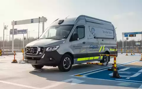 Modernes Firmenfahrzeug auf einem Trainingsgelände für Verkehrssicherheit bei hellem Tageslicht. - Foto: über boerse-global.de