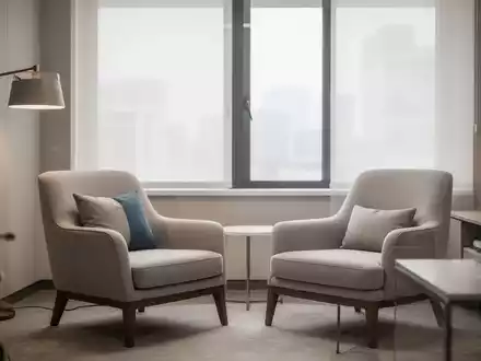 Ein minimalistisches, helles Behandlungszimmer in einer Psychotherapiepraxis mit einem leeren Sessel. - Foto: über boerse-global.de