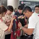 Der frühere Bayern-Profi Giovane Elber gibt Autogramme (vorne r) am Flughafen. - Bild: Christian Kunz/dpa