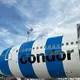 Im blau-weißen Flieger ging es für die rot-weißen Bayern nach Asien. - Bild: Christian Kunz/dpa