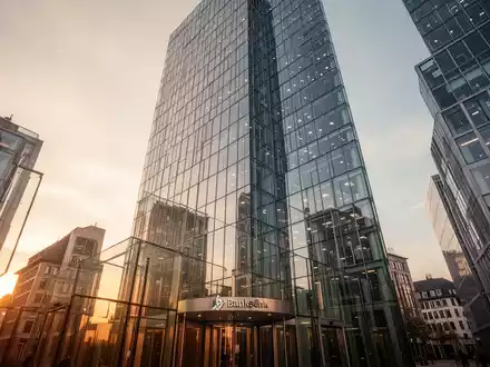 Moderne Glasfassade eines Bankhochhauses im Frankfurter Bankenviertel bei Sonnenuntergang. - Foto: über boerse-global.de